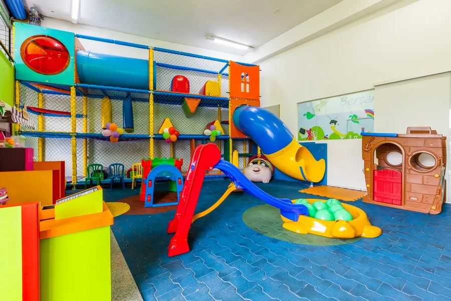 Brinquedoteca do Colégio Habitat com escorregador e piscina de bolinhas